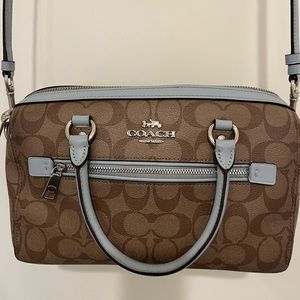 Good condition! Can be worn on arm or as a cross body with detachable strap.